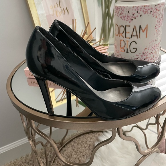 Round Toe Patent Leather Pump - Picture 1 of 4